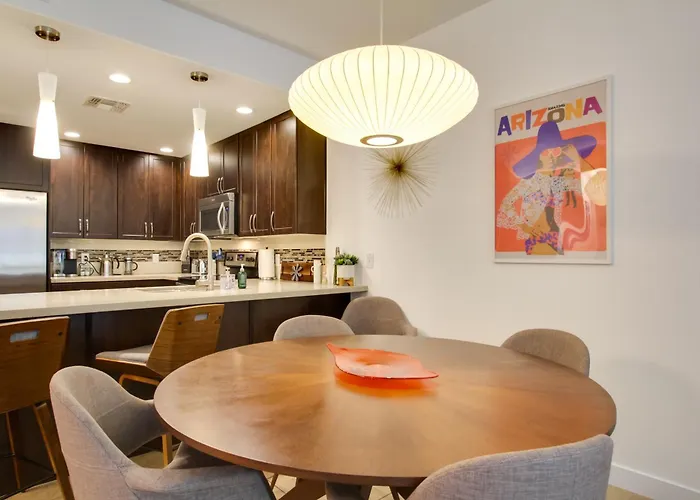 Holiday home Walk To High St, Gem W/ Resort-style Perks Phoenix