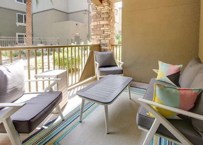 Holiday home Walk To High St, Gem W/ Resort-style Perks Phoenix