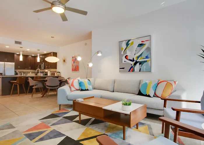 Holiday home Walk To High St, Gem W/ Resort-style Perks Phoenix