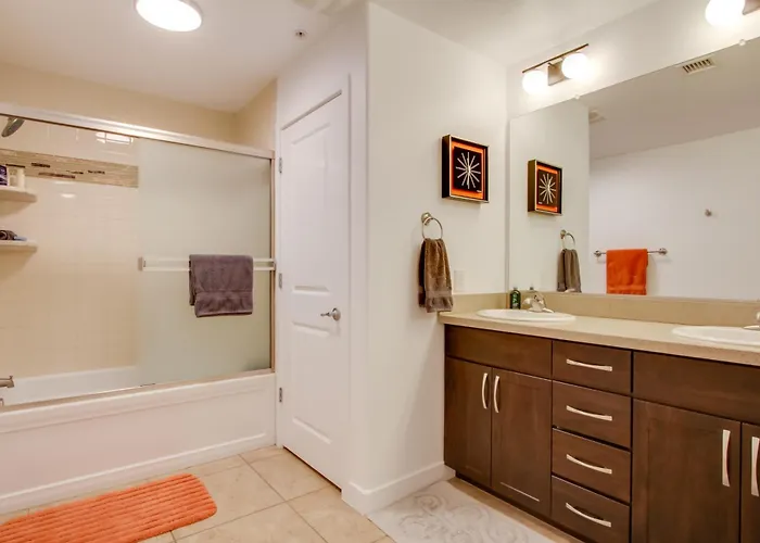 Walk To High St, Gem W/ Resort-style Perks Phoenix